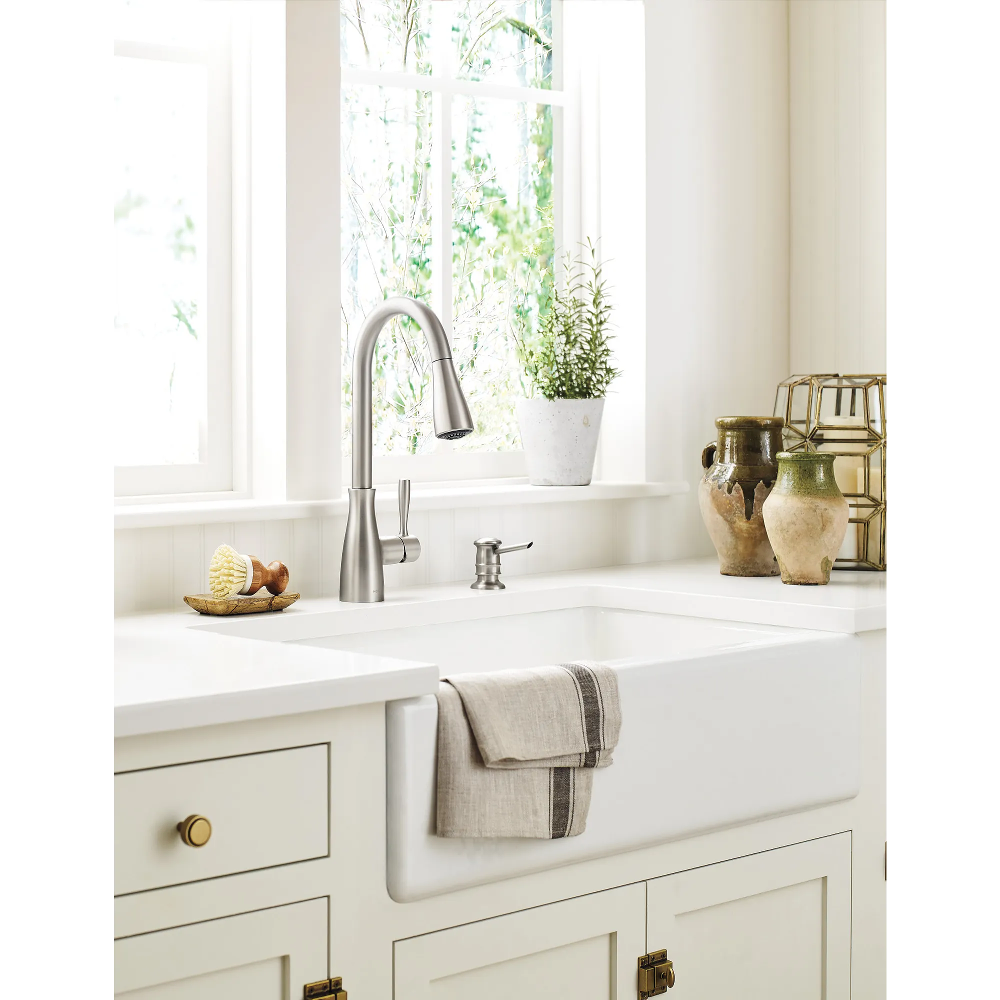 Lucira One-Handle High Arc Pulldown Kitchen Faucet - Image 3