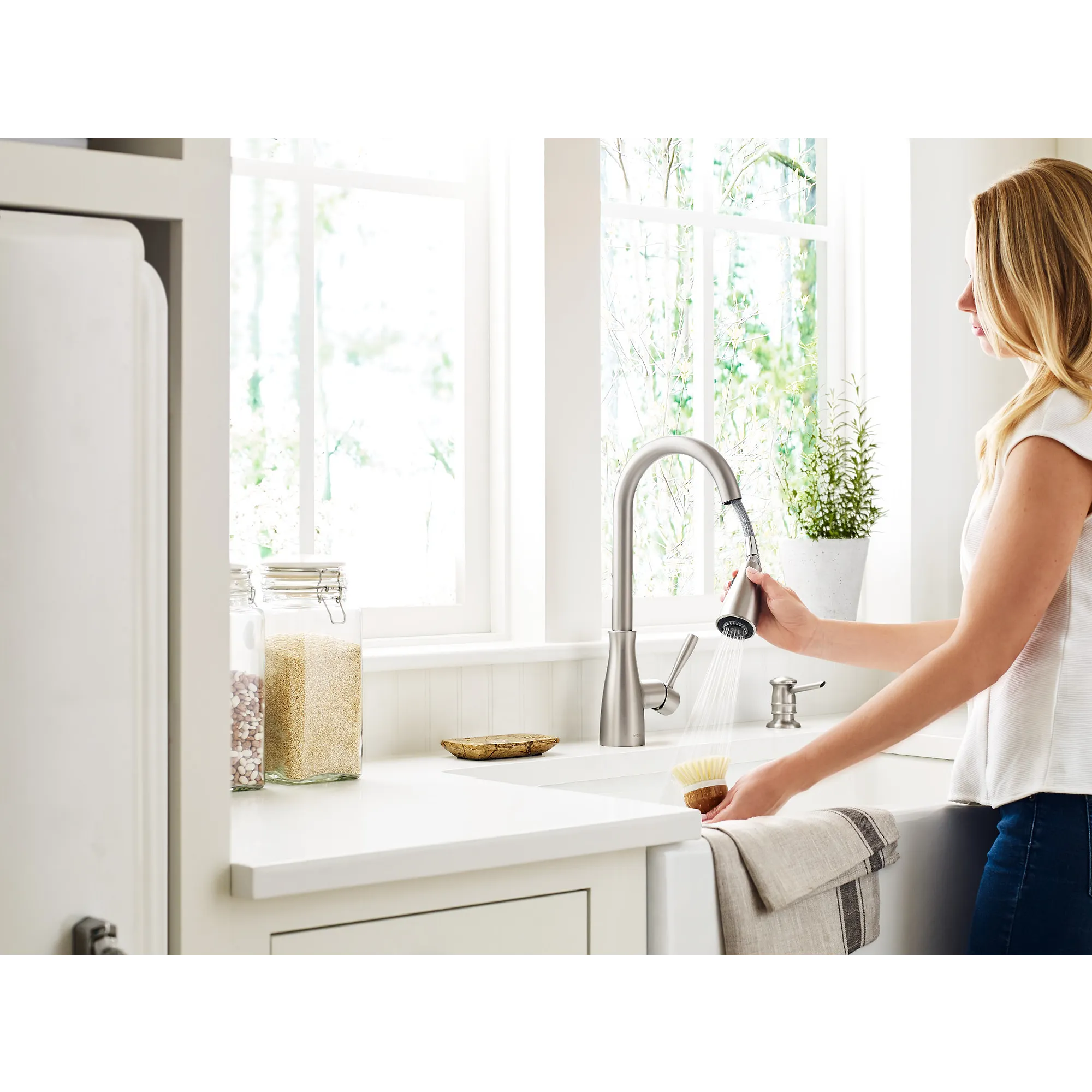 Lucira One-Handle High Arc Pulldown Kitchen Faucet - Image 2