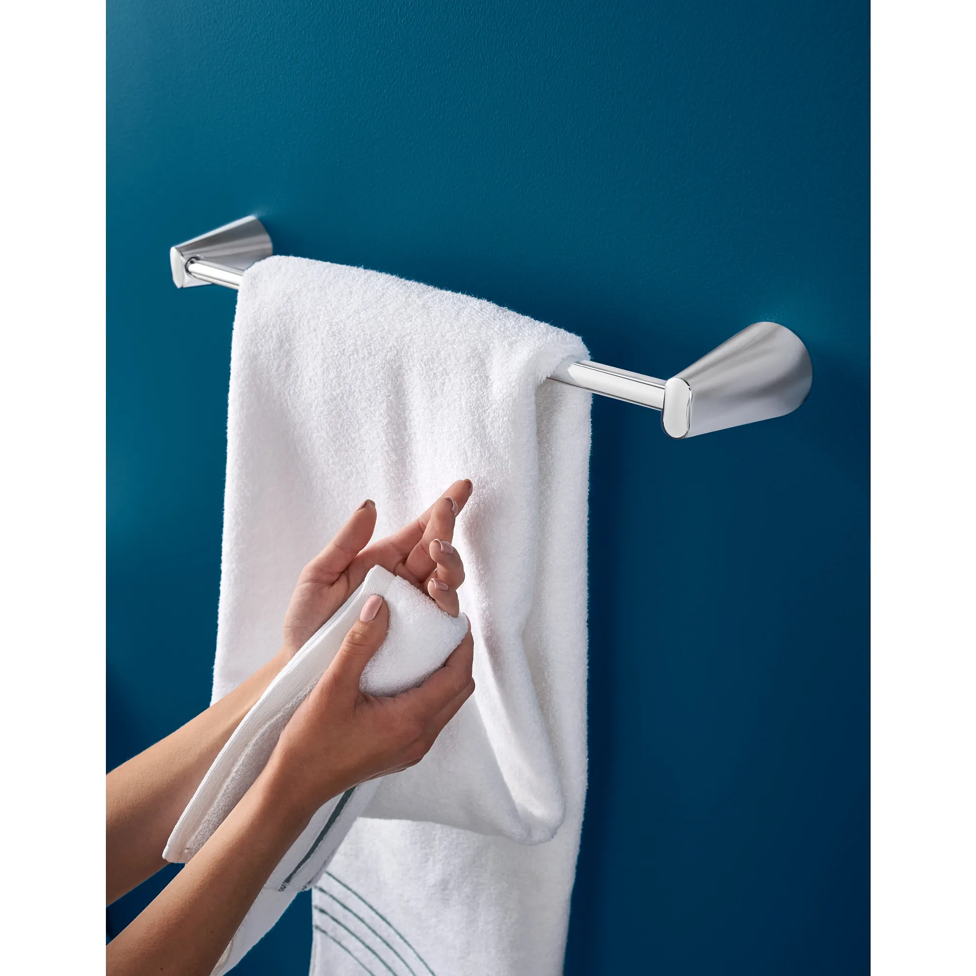 Kasey 18 Towel Bar - Image 4
